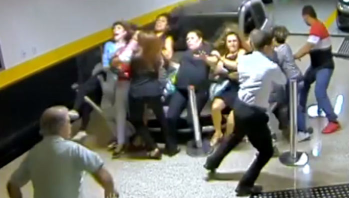 Motorista atroopela fiéis no Templo Salomão