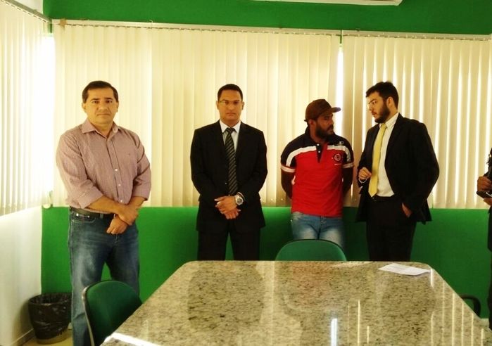Jailson de Sousa Xavier ( Camisa vermelha e boné) (Crédito: Divulgação)