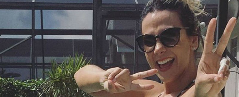 Aos 38 anos, Carla Perez exibe corpão em foto de biquini