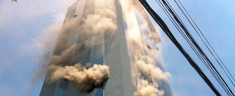 Incêndio atinge prédio comercial e provoca pânico em São Paulo
