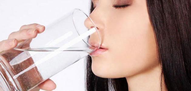 É preciso beber 2 litros de água por dia para ficar hidratado?