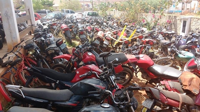 Pátio lotado de motos apreendidas