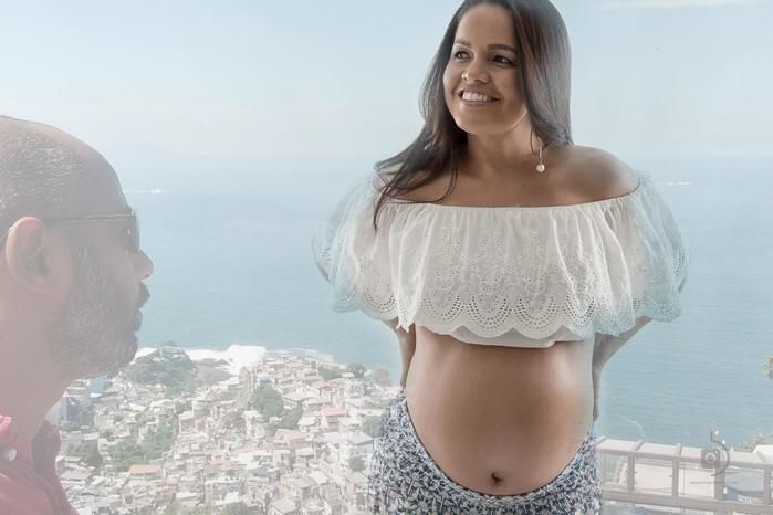 Em ensaio fotográfico da sua gravidez, viúca inclui imagem de marido morto