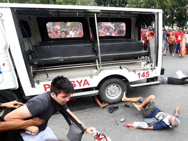 Carro da polícia atropela manifestantes em protesto em Manila (Crédito: Reuters)
