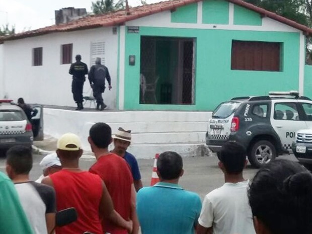 Vigilante atira na própria mãe e faz filha de 13 anos refém (Crédito: Reprodução)