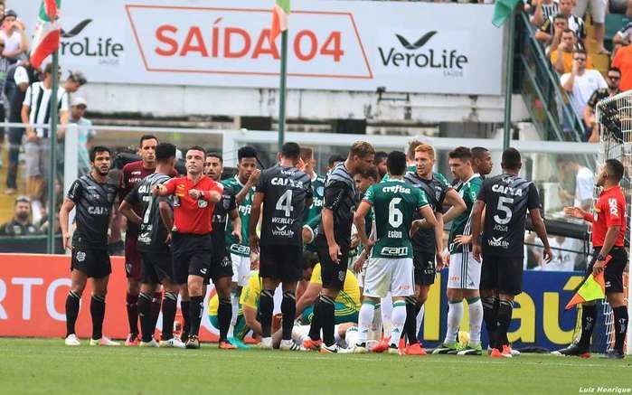 Figueirense 1 x 2 Palmeiras teve lances polêmicos na última rodada do Campeonato Brasileiro (Crédito: Figueirense )