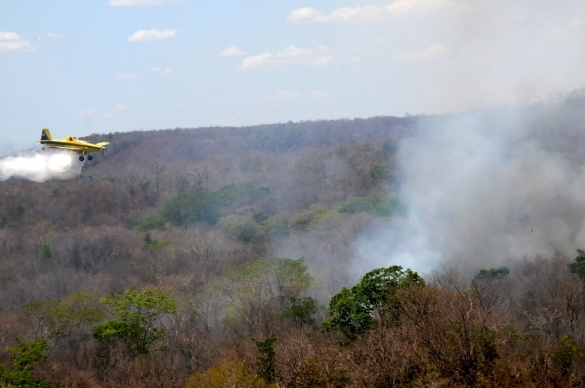 Aeronaves ajudam a controlar incêndio em Teresina