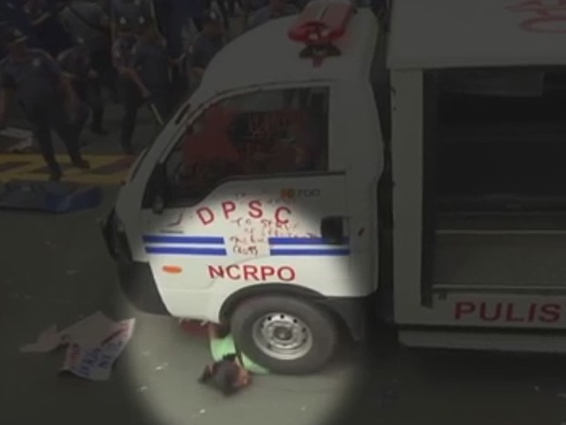 Carro da polícia atropela manifestantes em protesto em Manila (Crédito: Reuters)