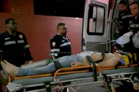 Jogador de futebol de 17 anos cai de ônibus em movimento