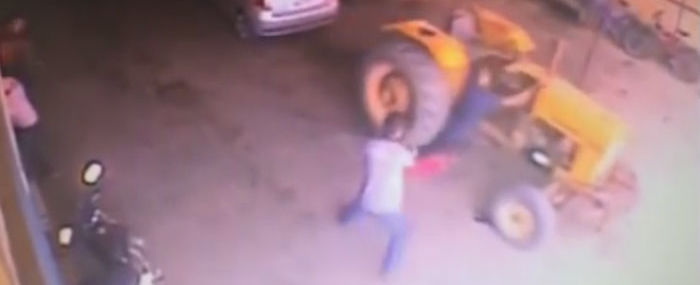 Vídeo: Idoso sobrevive ao ser atropelado por um trator: "Milagre"