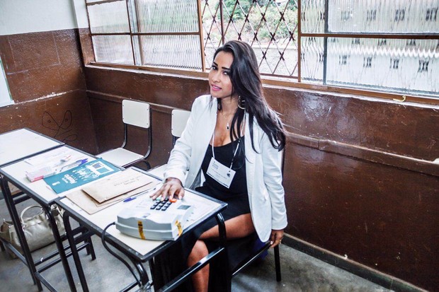 Lais Cruz, a Miss Buumbum Sergipe, trabalha como mesária nas eleições municipais (Crédito: Reprodução)