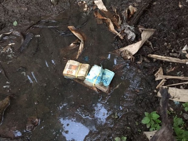 Dinheiro foi encontrado em lama da casa de candidato (Crédito: Divulgação/ MPE)