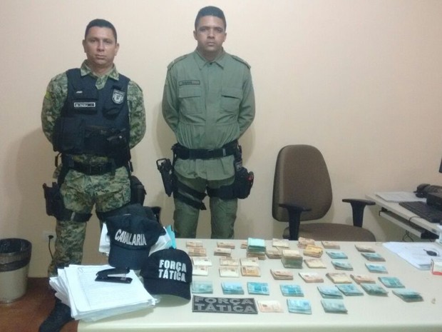 Policiais apreenderam R$ 57 mil com os acusados (Crédito: Reprodução)