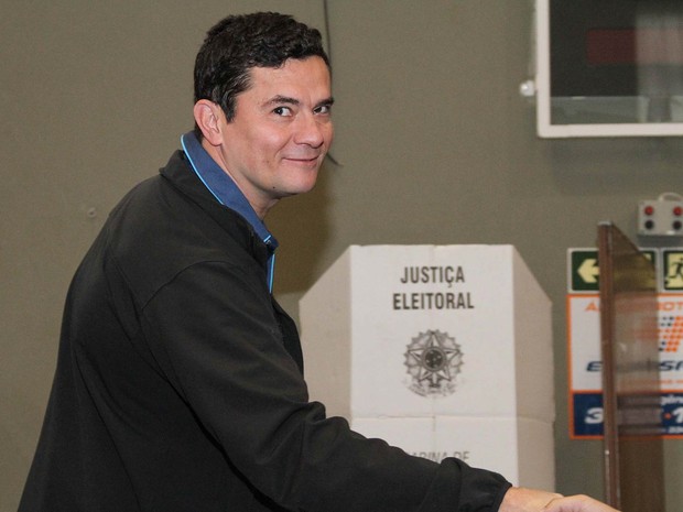 O juiz Sérgio Moro registra seu voto no Clube Duque de Caxias em Curitiba (Crédito: Reprodução)