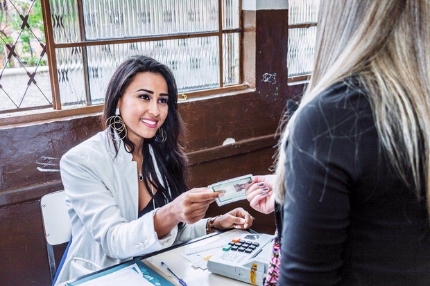 Lais Cruz, a Miss Buumbum Sergipe, trabalha como mesária nas eleições municipais (Crédito: Reprodução)