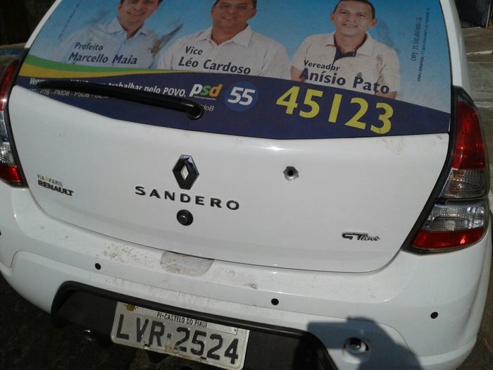 Ataque no carro do prefeito em Castelo do Piauí (Crédito: Reprodução)