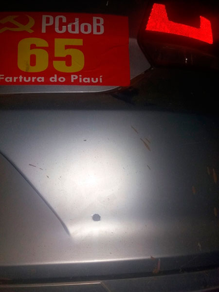 Carro da equipe de prefeito foi atingido com disparos (Crédito: saoraimundo.com )
