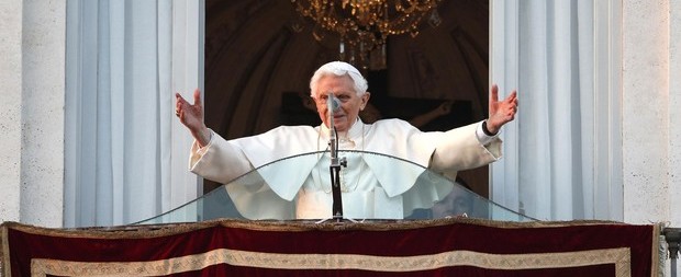 Bento XVI está "quase cego" desde 1994, revela ex-secretário