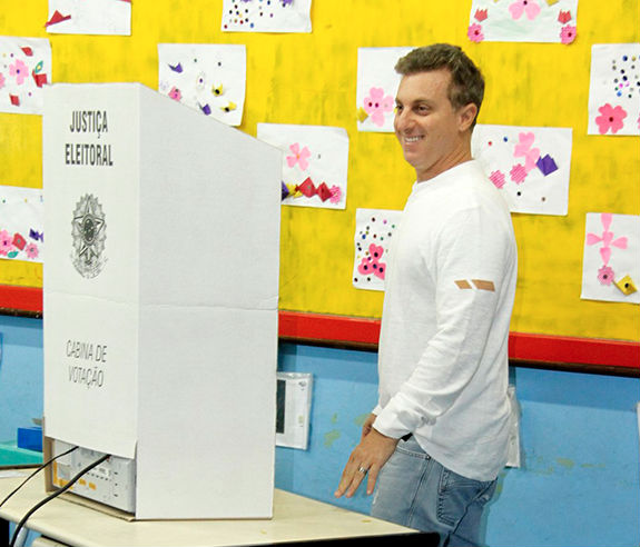 Famosos vão às urnas nas eleições deste domingo (2) em todo o país