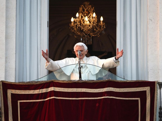 Bento XVI saúda o público no Castel Gandolfo e dá a bênção horas antes de deixar de ser Papa (Crédito: Reuters)