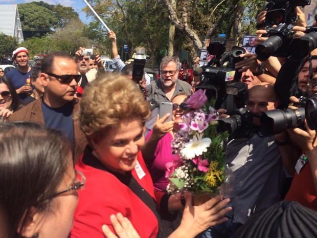 Dilma Rousseff é recebida com flores ao chegar em local de votação (Crédito: Reprodução)