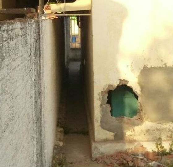 Arrombaram a parede da Agência