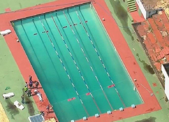 Polícia cobre o corpo do garoto Lucas, ao lado de piscina da Portuguesa (Crédito: Reprodução)