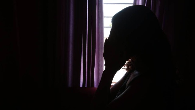Mulher é estuprada por dez homens