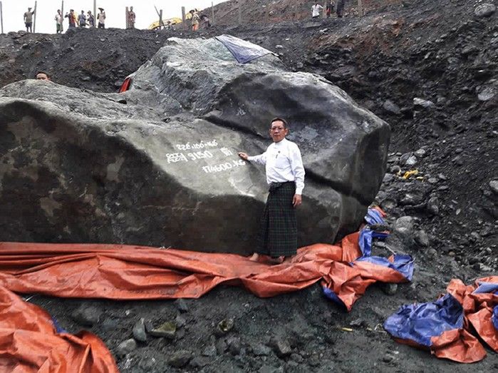 parlamentar Tint Soe posa diajnte do enrome bloco de jade encontrado em Mianma (Crédito: AFP)