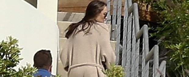 Angelina é vista de roupão com filhos pela 1ª vez pós-divórcio