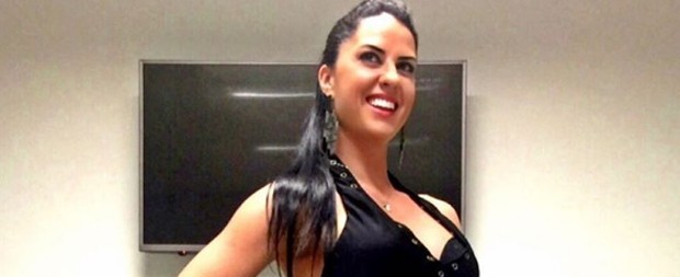 De vestidinho, Graciele Lacerda mostra "bumbum na nuca" e filosofa
