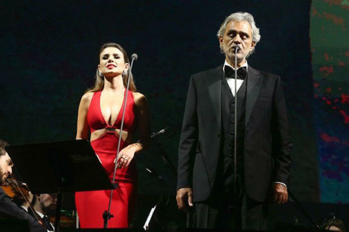 Paula Fernandes durante dueto com Andrea Bocelli