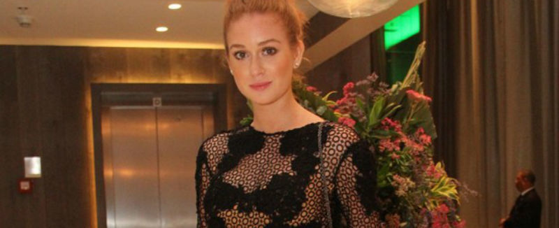 Sem sutiã, Marina Ruy Barbosa atrai olhares durante evento