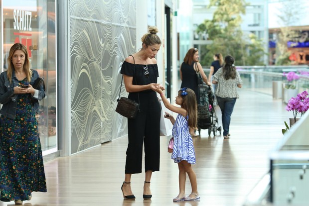 Grazi Massafera faz compras com a filha em shopping do Rio (Crédito: AgNews/Ag.News)