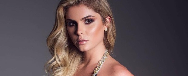 Bárbara Evans abusa de transparência e posa de lingerie