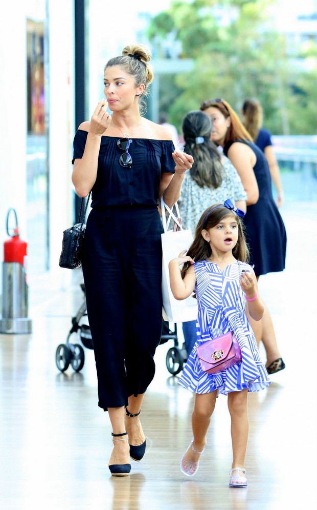 Grazi Massafera faz compras com a filha em shopping do Rio (Crédito: AgNews/Ag.News)