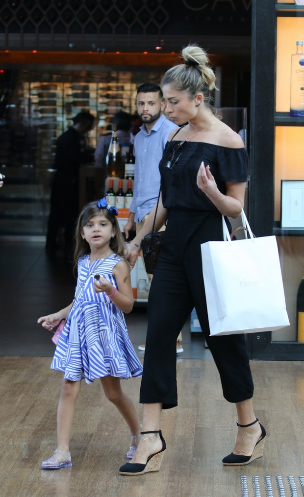 Grazi Massafera faz compras com a filha em shopping do Rio (Crédito: AgNews/Ag.News)