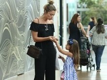 Grazi Massafera faz compras com a filha em shopping do Rio