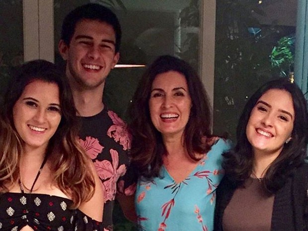 Fátima Bernardes comemora o aniversário de 19 anos dos filhos, Beatriz, Vinícius e Laura Bonner (Crédito: Reprodução)
