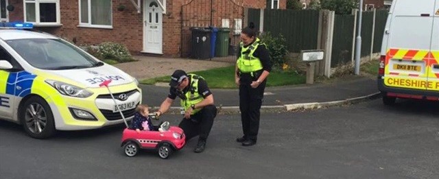 Polícia faz "teste do bafômetro" em criança em carro de brinquedo