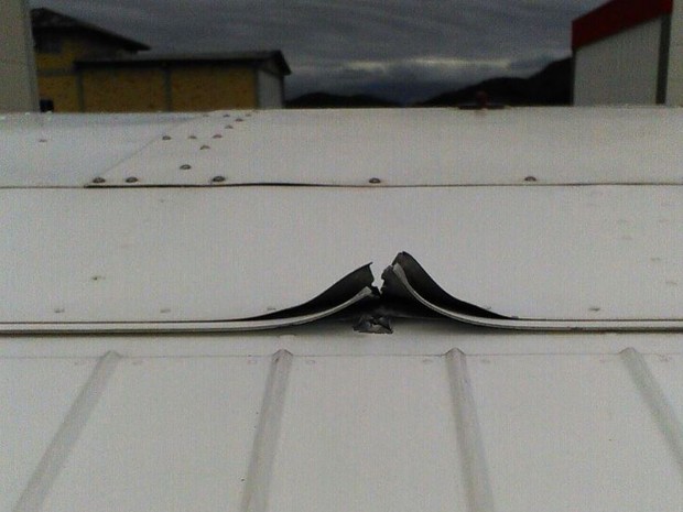 Bala perdida atinge avião durante voo em Santa Catarina (Crédito: Voe Floripa/Divulgação)