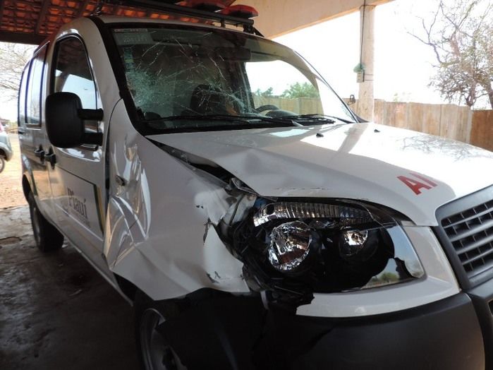 Homem com sinais de embriaguez é atropelado por ambulância
