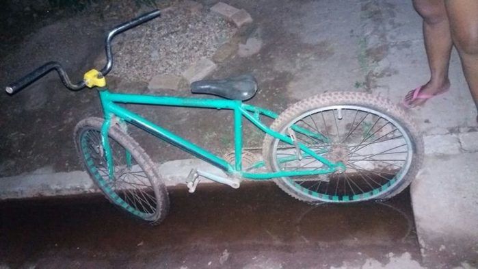 Assaltante toma moto de assalto e abandona bicicleta com a vítima