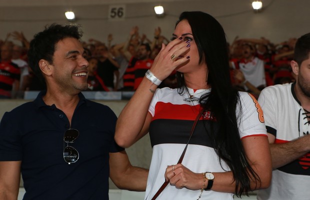 Zezé levou namorada para torcer para o Flamengo (Crédito: Agnews)