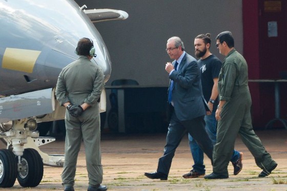 Lucas Valença escolta Eduardo Cunha (Crédito: Agência Brasil )