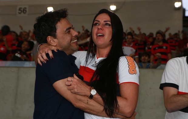 Zezé levou namorada para torcer para o Flamengo (Crédito: Agnews)