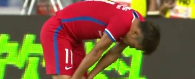 Jogador fica em choque após perder gol incrível; assista o vídeo