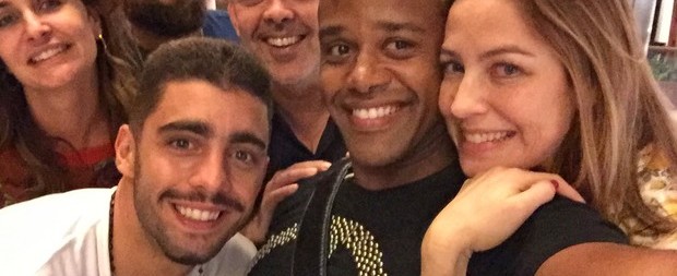 Após passeio de mãos dadas, Piovani e Scooby vão juntos ao teatro