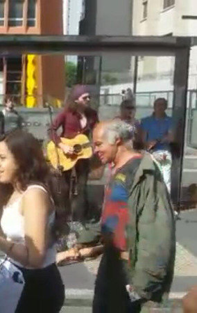 Homem é flagrado tentando levar criança (Crédito: Reprodução)