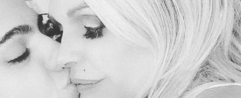 Monique Evans posa coladinha com namorada em foto: "Sempre sua"